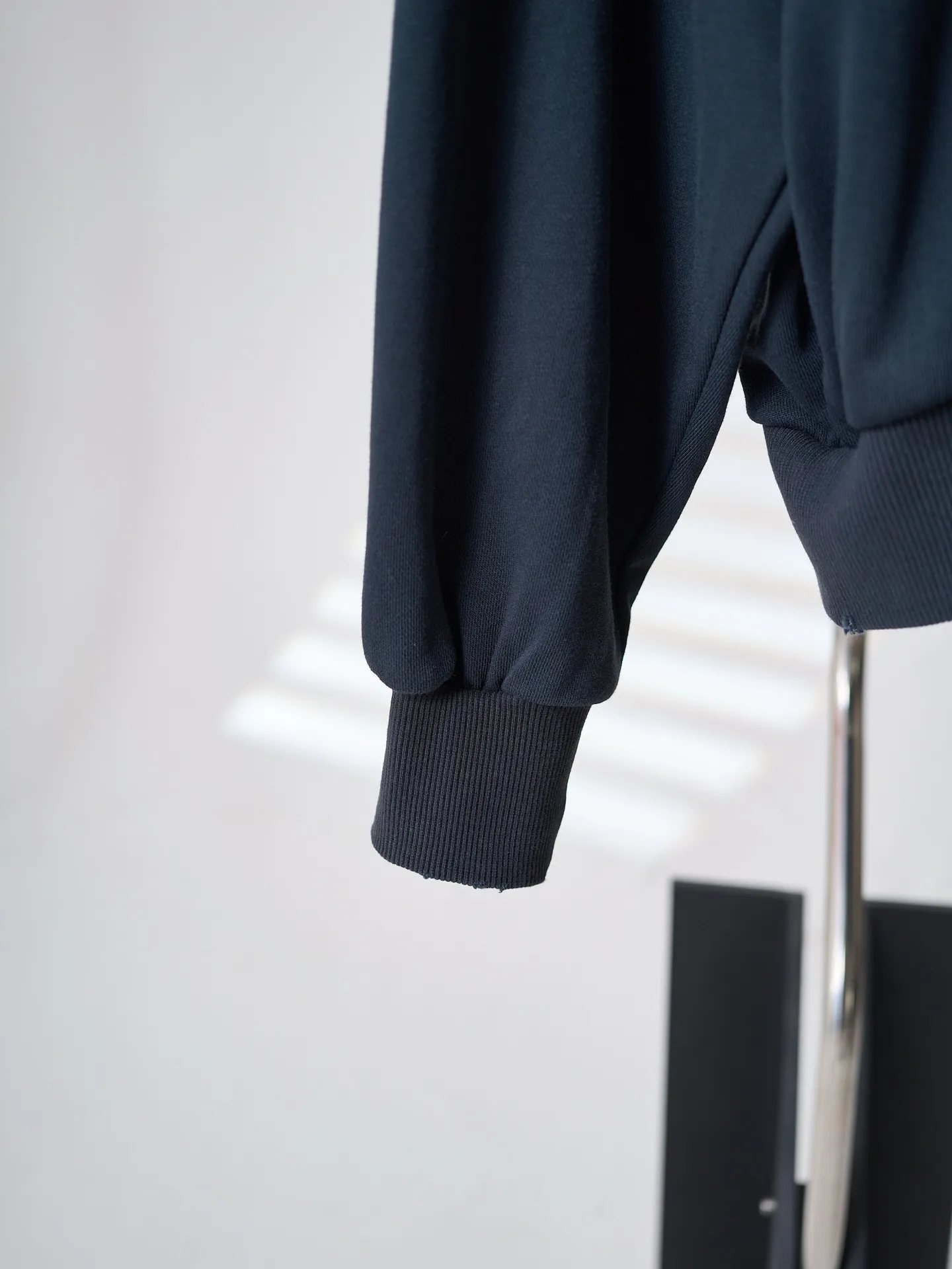[Real auction] Acne Studios spray-painted distressed logo baseball collar jacket (women's style) [In Stock] S M L custom-made soft velvet fleece cotton, crisp and smooth, skin-friendly and soft. A charcoal-toned matte black sets the tone, and natural old-fashioned blending enriches the visual hierarchy. It has a calm and cool Nordic luxury temperament. The Acne Studios logo print on the chest serves as the visual focus, highlighting the brand's charm. The natural distressed smudge creates a layered beauty with warmth, the baseball collar zipper sweatshirt silhouette is cut, the loose shoulders weaken the restraint of the shoulder line, and the neat short cut proportion optimizes the waistline, easily creating a superior 37-point figure. The simple letters carry the retro atmosphere and create an effortless casual and fashionable feel. 1 Glue printing uses glue liquid paint to print patterns on fabrics, and bakes the fabric to fix the printed patterns. 2. Gradient distressed spray paint. By spraying dyes of different colors on the surface of the fabric, the clothes can show rich color changes under different lights and increase the visual layering. 3. Positioning and wear-and-tear. Many places on the garment body are regularly positioned and worn manually. Manual brush marks are added to add texture and depth to the surface of the clothing to imitate the texture of natural wear and tear. 4. Fermentation washing treatment: The fabrics have been fermentation washing, which makes the hand feel and texture better, is not easy to deform, shrink, and fade, and maintains long-term beauty and loose fit.